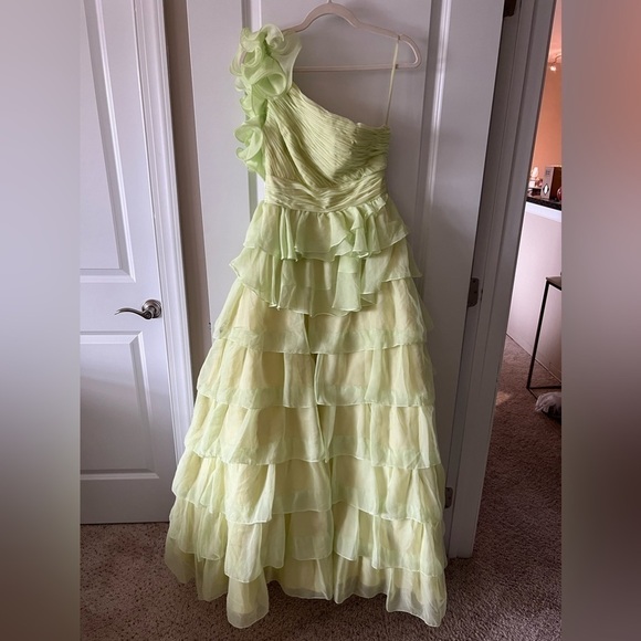 Mac Duggal ONE SHOULDER RUFFLE TIERED BALLGOWN Dress - Picture 3 of 6